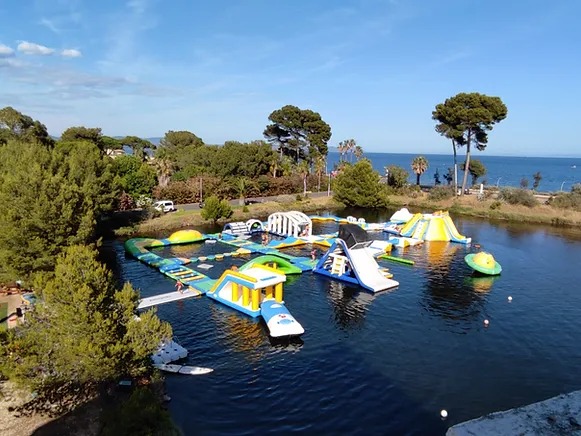 Photo de aquavillage parc à Hyères, parc aquatique avec structures gonflables