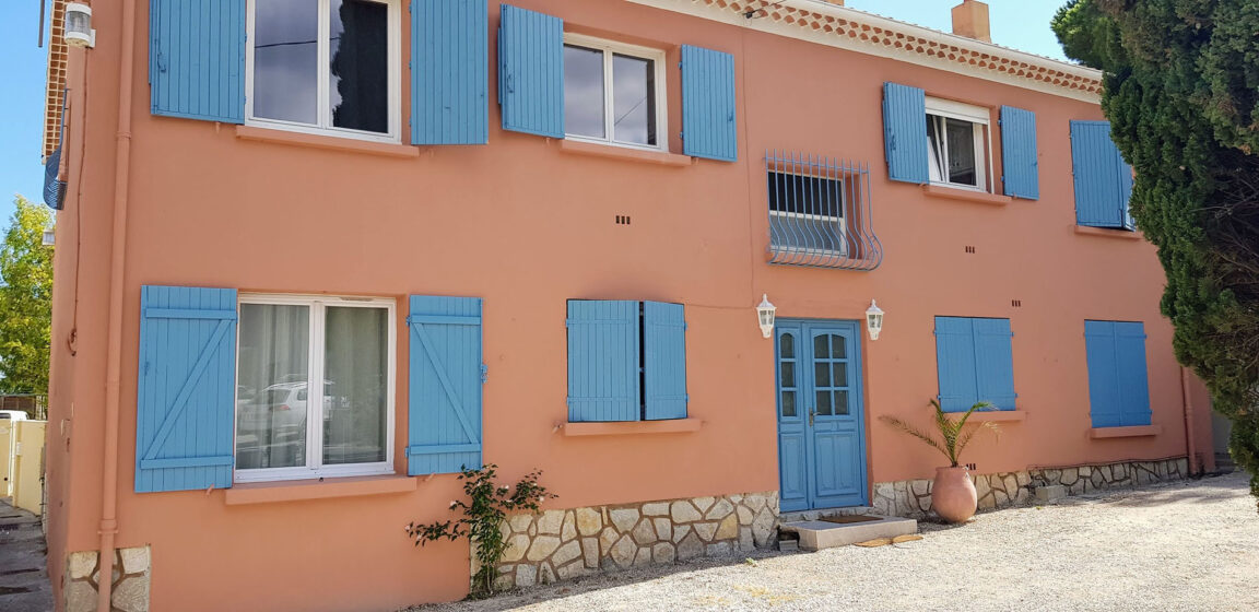 Photo de la façade des appartements à louer à Hyères - Hyères appart