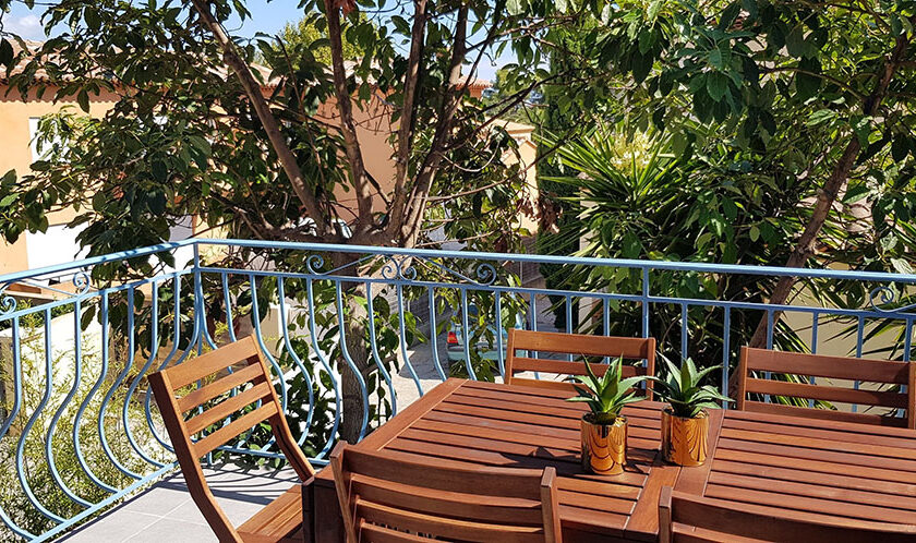 Photo de la table extérieure sur la terrasse d'un appartement à louer à Hyères - Hyères appart