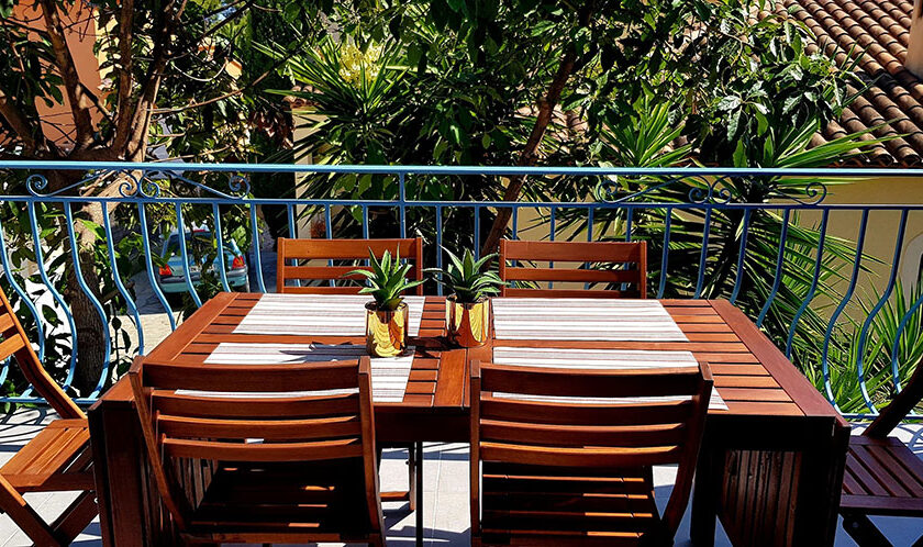 Photo de la table extérieure sur la terrasse d'un appartement à louer à Hyères - Hyères appart