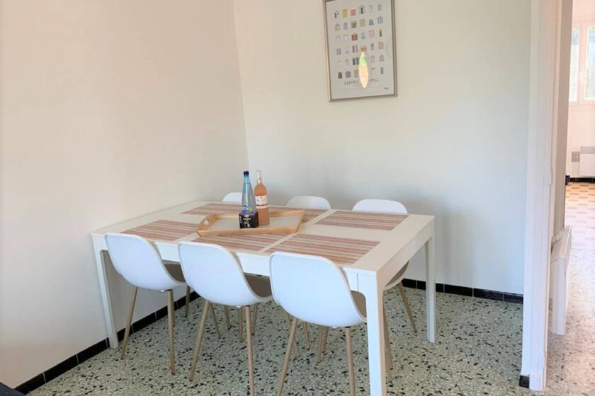 Photo de la table de la salle à manger d'un appartement à louer à Hyères - Hyères appart