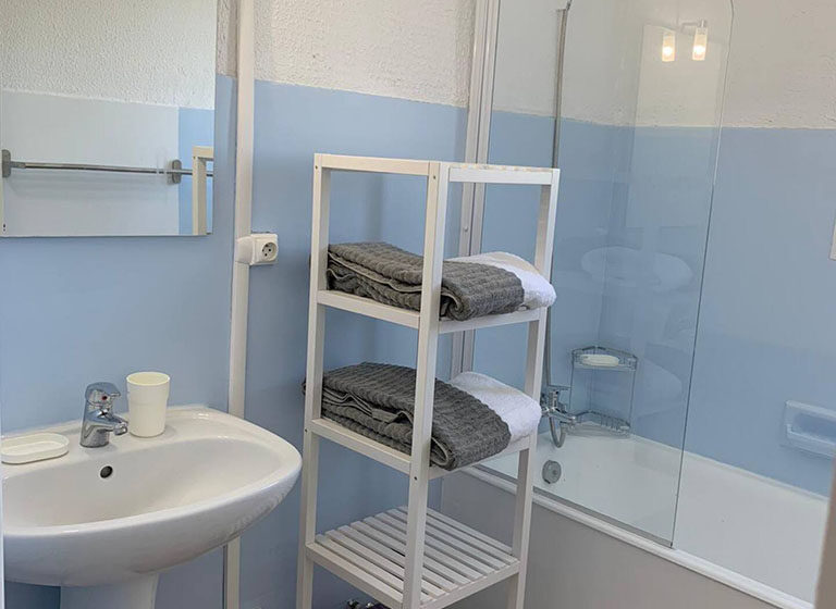 Photo de la salle de bain d'un appartement à louer à Hyères - Hyères appart