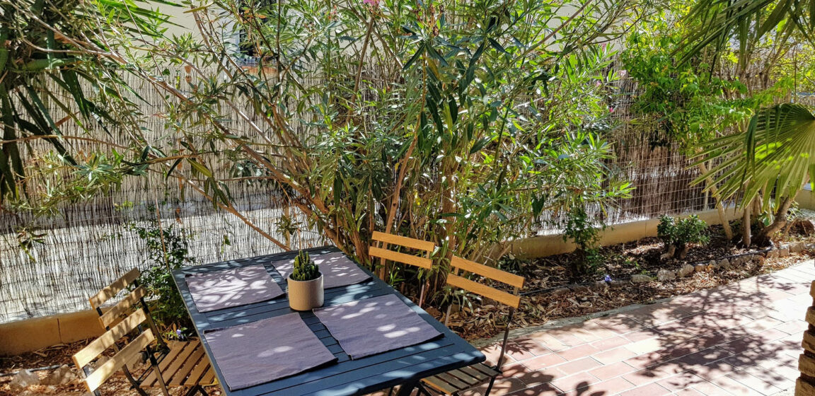 Photo de la terrasse et table extérieure d'un appartement à louer à Hyères - Hyères appart