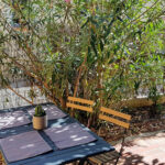 Photo de la terrasse et table extérieure - Hyères appart - Location d'appartements à Hyères