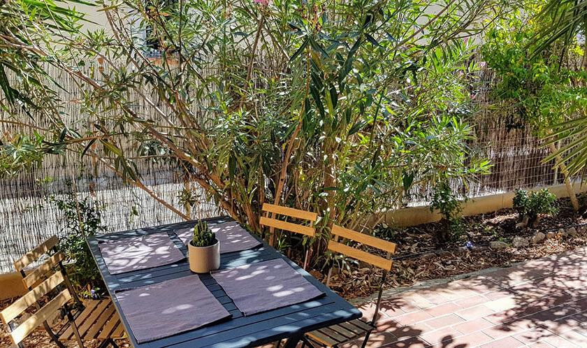 Photo de la terrasse et table extérieure - Hyères appart - Location d'appartements à Hyères