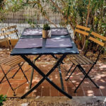 Photo de la terrasse et table extérieure d'un appartement à louer à Hyères - Hyères appart