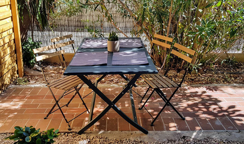 Photo de la terrasse et table extérieure d'un appartement à louer à Hyères - Hyères appart